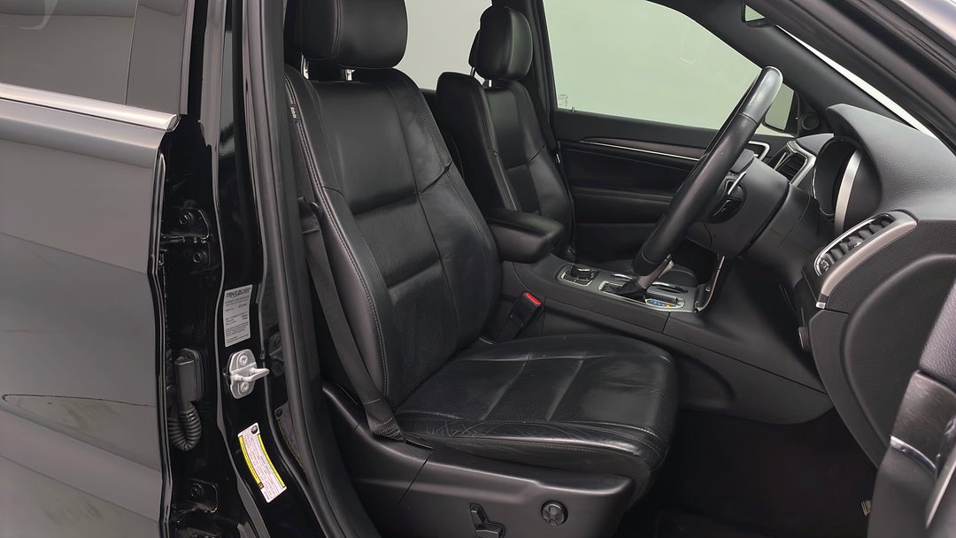 2017 Jeep Grand Cherokee Limited (4x4), Automatic, 135193 km, Right Side Front Door Cabin View