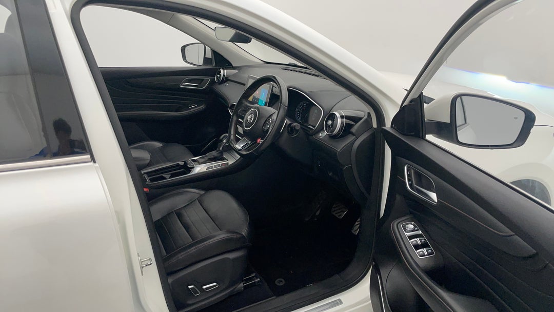 2020 MG HS Essence, Automatic, 83793 km, Right Side Front Door Cabin View