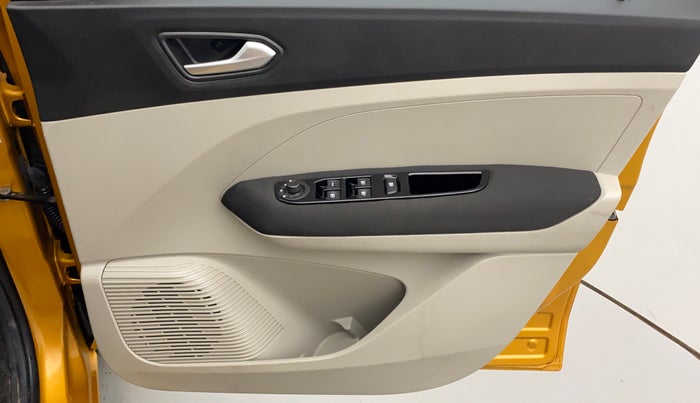 2020 Renault TRIBER 1.0 RXZ, Petrol, Manual, 1,302 km, Driver Side Door Panels Controls