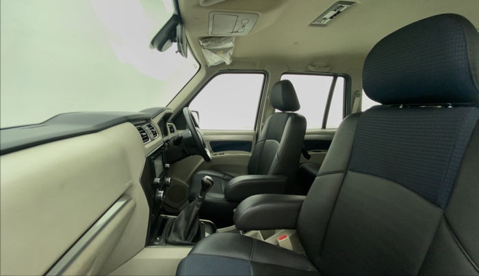 2018 Mahindra Scorpio S11 2WD, Diesel, Manual, 44,363 km, Right Side Front Door Cabin
