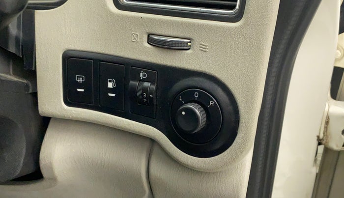 2018 Mahindra Scorpio S11 2WD, Diesel, Manual, 44,363 km, Left rear-view mirror - ORVM switch has minor damage