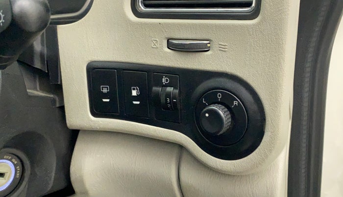 2018 Mahindra Scorpio S11 2WD, Diesel, Manual, 44,363 km, Right rear-view mirror - ORVM switch has minor damage
