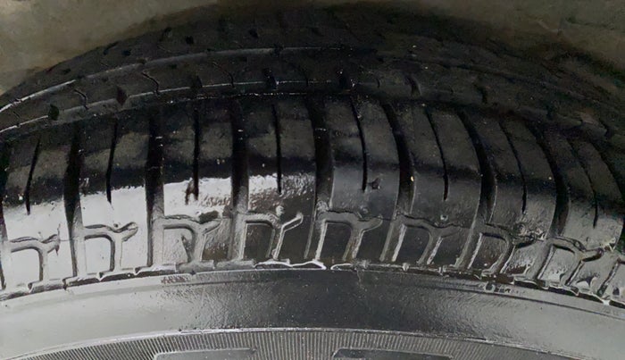 2014 Hyundai i10 SPORTZ 1.1 IRDE2, Petrol, Manual, 27,422 km, Right Front Tyre Tread