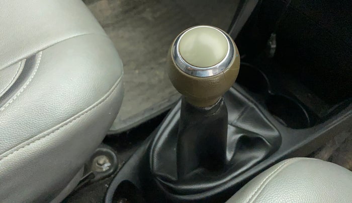 2012 Toyota Etios G, Petrol, Manual, 60,372 km, Gear lever - Knob cover torn