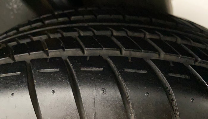 2014 Maruti Swift ZXI, Petrol, Manual, 84,654 km, Left Rear Tyre Tread