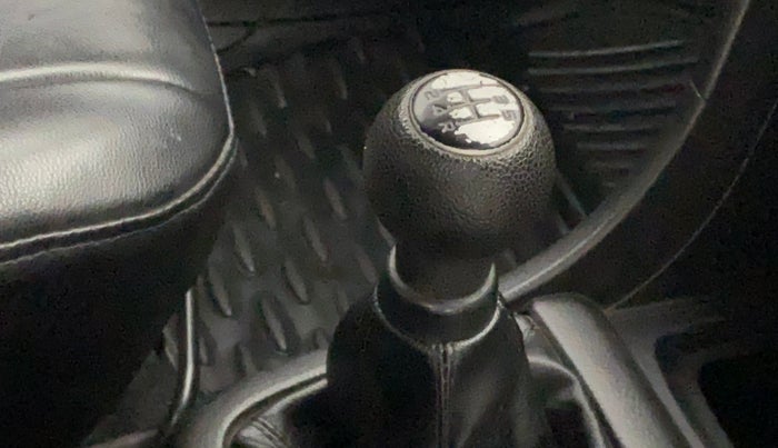 2014 Maruti Swift ZXI, Petrol, Manual, 84,654 km, Gear lever - Knob has minor damage