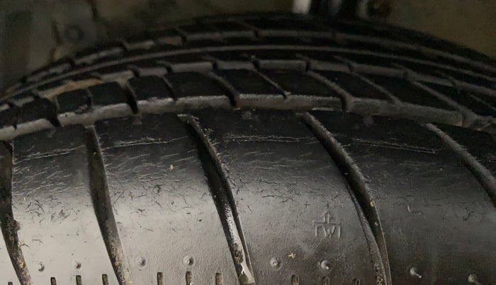 2014 Maruti Swift ZXI, Petrol, Manual, 84,654 km, Left Front Tyre Tread