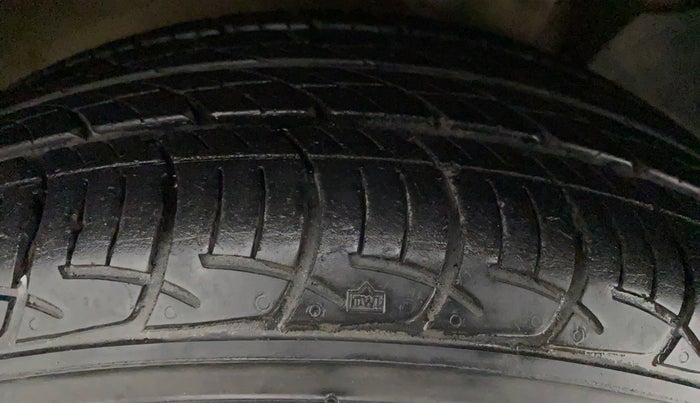 2018 Mahindra KUV 100 NXT K8 P 6 STR, Petrol, Manual, 9,342 km, Right Rear Tyre Tread