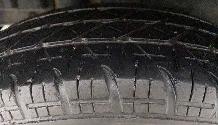 2015 Maruti Swift VXI D, Petrol, Manual, 55,948 km, Right Rear Tyre Tread