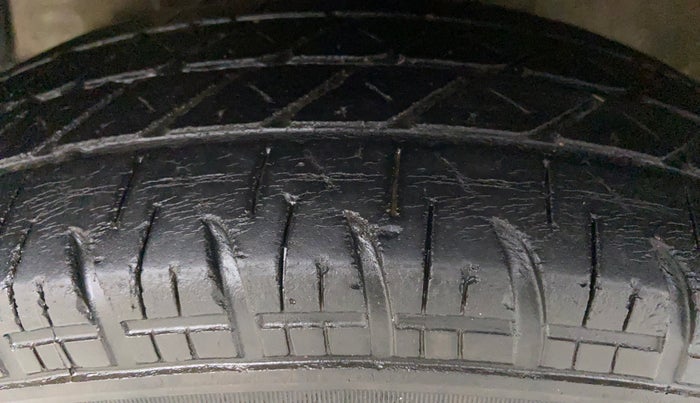 2015 Maruti Swift VXI D, Petrol, Manual, 55,948 km, Left Front Tyre Tread