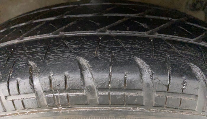 2015 Maruti Swift VXI D, Petrol, Manual, 55,948 km, Right Front Tyre Tread
