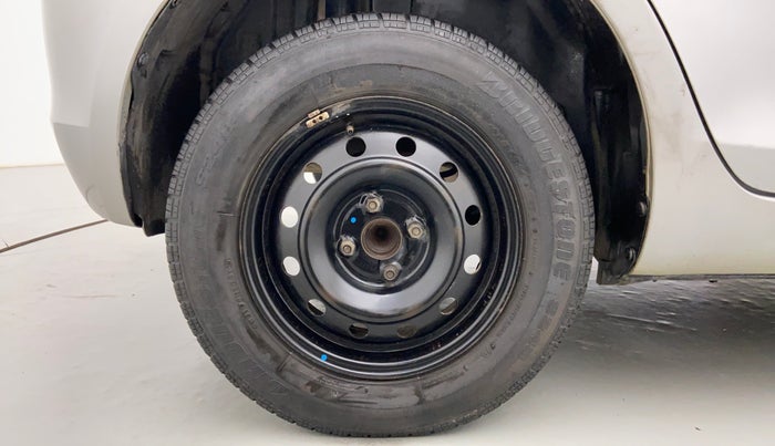 2015 Maruti Swift VXI D, Petrol, Manual, 55,948 km, Right Rear Wheel