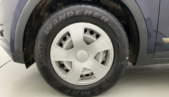 2022 Mahindra XUV700 MX P MT 5 STR, Petrol, Manual, 19,621 km, Left Front Wheel