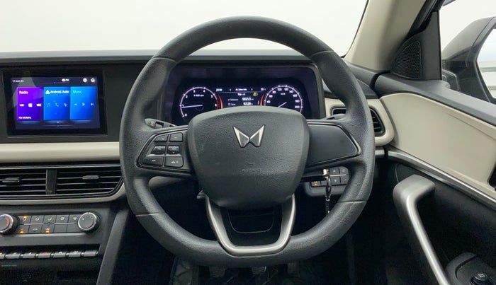 2022 Mahindra XUV700 MX P MT 5 STR, Petrol, Manual, 19,621 km, Steering Wheel Close Up