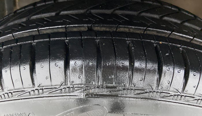 2013 Maruti Swift VDI, Diesel, Manual, 99,743 km, Right Front Tyre Tread