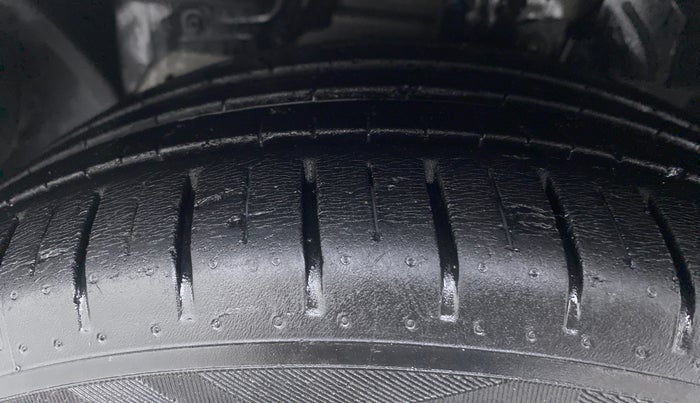 2018 Ford Figo Aspire 1.2 TITANIUM PETROL, Petrol, Manual, 27,312 km, Left Front Tyre Tread