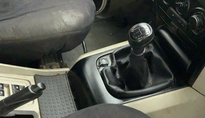 2019 Mahindra Scorpio S3, Diesel, Manual, 82,693 km, Gear lever - Knob has minor damage