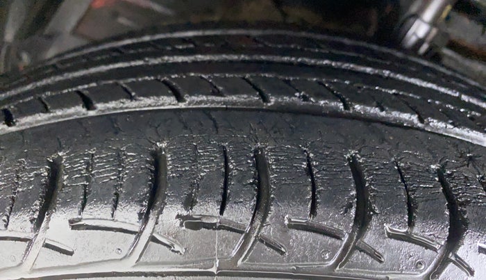 2014 Maruti Ciaz ZXI, Petrol, Manual, 50,071 km, Left Front Tyre Tread