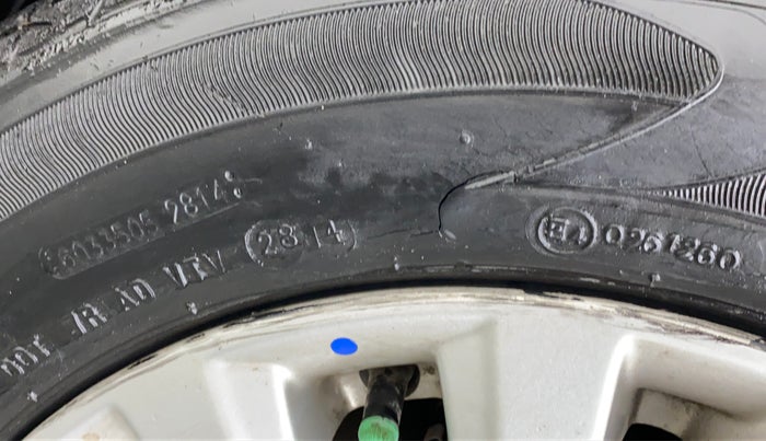 2014 Maruti Ciaz ZXI, Petrol, Manual, 50,071 km, Left front tyre - Minor crack