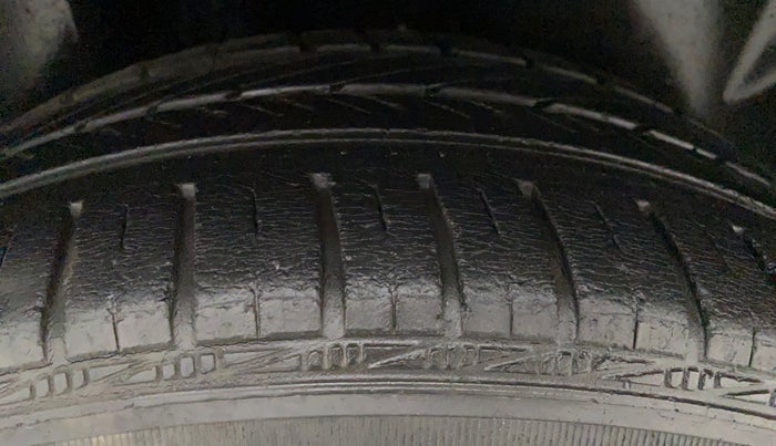 2012 Volkswagen Vento HIGHLINE 1.6 MPI, Petrol, Manual, 27,273 km, Right Rear Tyre Tread