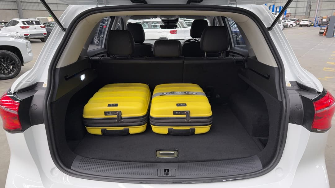 2024 MG HS Vibe, Automatic, 47619 km, Boot Inside View with Luggage
