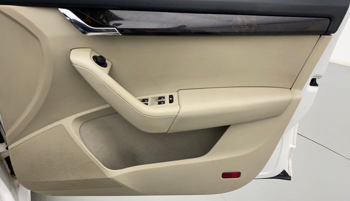 2016 Skoda Octavia 1.8 TSI STYLE PLUS AT, Petrol, Automatic, 85,840 km, Driver Side Door Panels Control