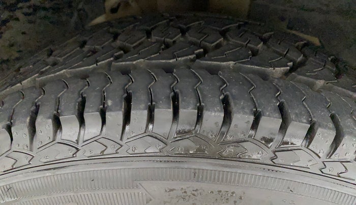 2018 Mahindra XUV500 W9, Diesel, Manual, 66,262 km, Right Front Tyre Tread