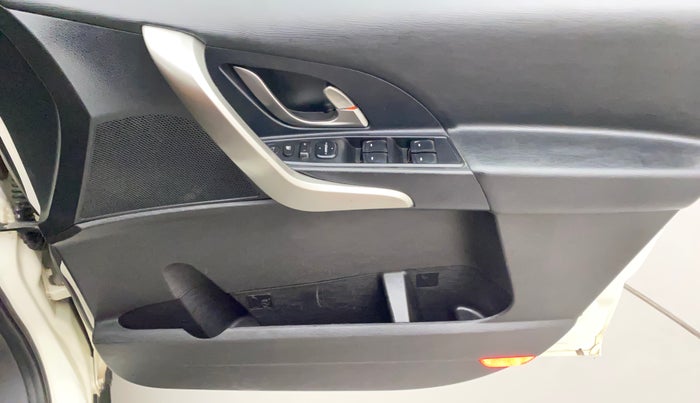 2018 Mahindra XUV500 W9, Diesel, Manual, 66,262 km, Driver Side Door Panels Control