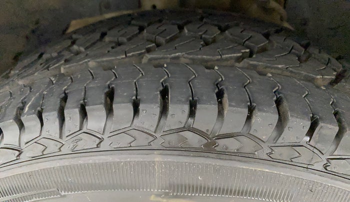 2018 Mahindra XUV500 W9, Diesel, Manual, 66,262 km, Left Front Tyre Tread