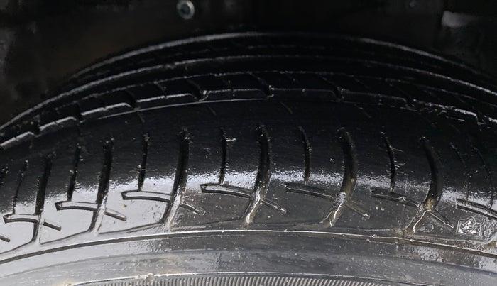 2019 Maruti Ciaz ZETA DIESEL 1.5, Diesel, Manual, 44,158 km, Right Front Tyre Tread