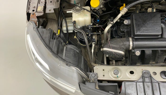 2021 Renault TRIBER RXE MT, Petrol, Manual, 32,172 km, Right headlight - Clamp has minor damage