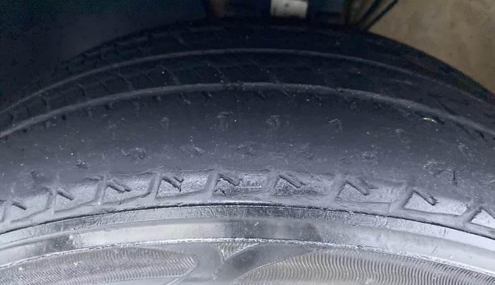 2016 Volkswagen Ameo HIGHLINE 1.5, Diesel, Manual, 28,640 km, Left Front Tyre Tread