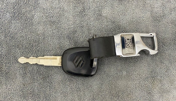 2017 Maruti Dzire LXI, CNG, Manual, 32,825 km, Key Close Up