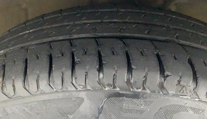 2017 Maruti Dzire LXI, CNG, Manual, 32,825 km, Right Front Tyre Tread