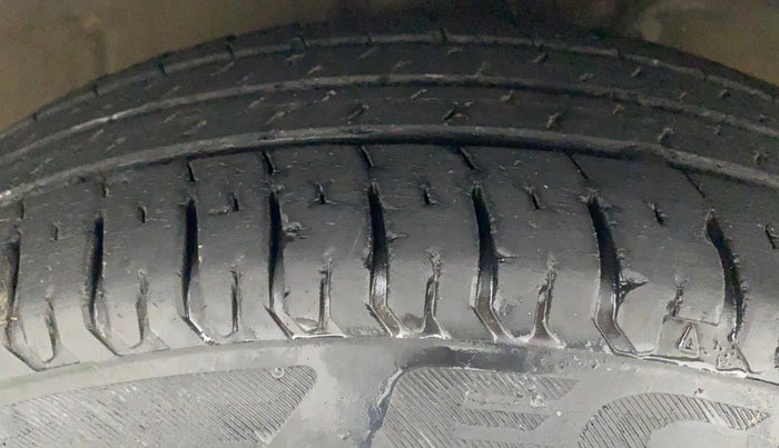 2017 Maruti Dzire LXI, CNG, Manual, 32,849 km, Right Front Tyre Tread