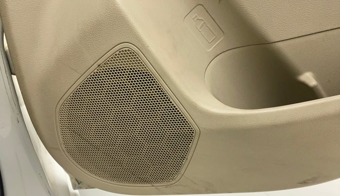 2017 Maruti Dzire LXI, CNG, Manual, 32,825 km, Infotainment system - Rear speakers missing / not working