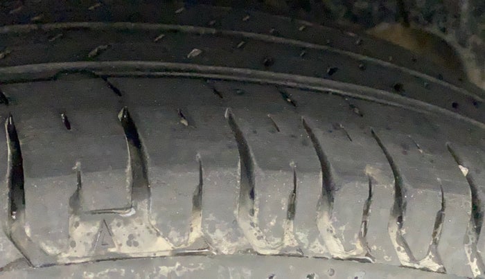 2017 Maruti Dzire LXI, CNG, Manual, 32,825 km, Right Rear Tyre Tread