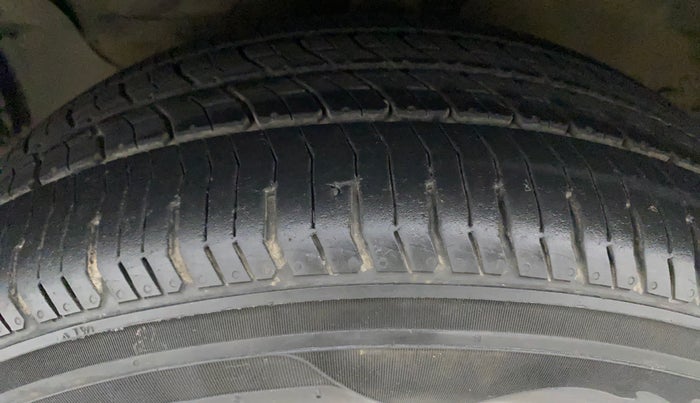 2015 Hyundai Creta SX 1.6 DIESEL, Diesel, Manual, 77,883 km, Left Front Tyre Tread