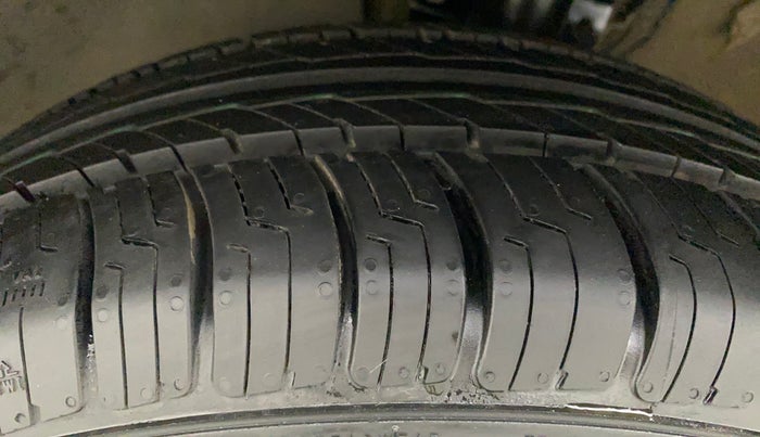 2016 Volkswagen Ameo HIGHLINE1.2L, Petrol, Manual, 71,580 km, Left Front Tyre Tread