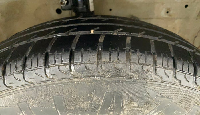 2015 Maruti Swift Dzire VXI, Petrol, Manual, 69,933 km, Right Front Tyre Tread