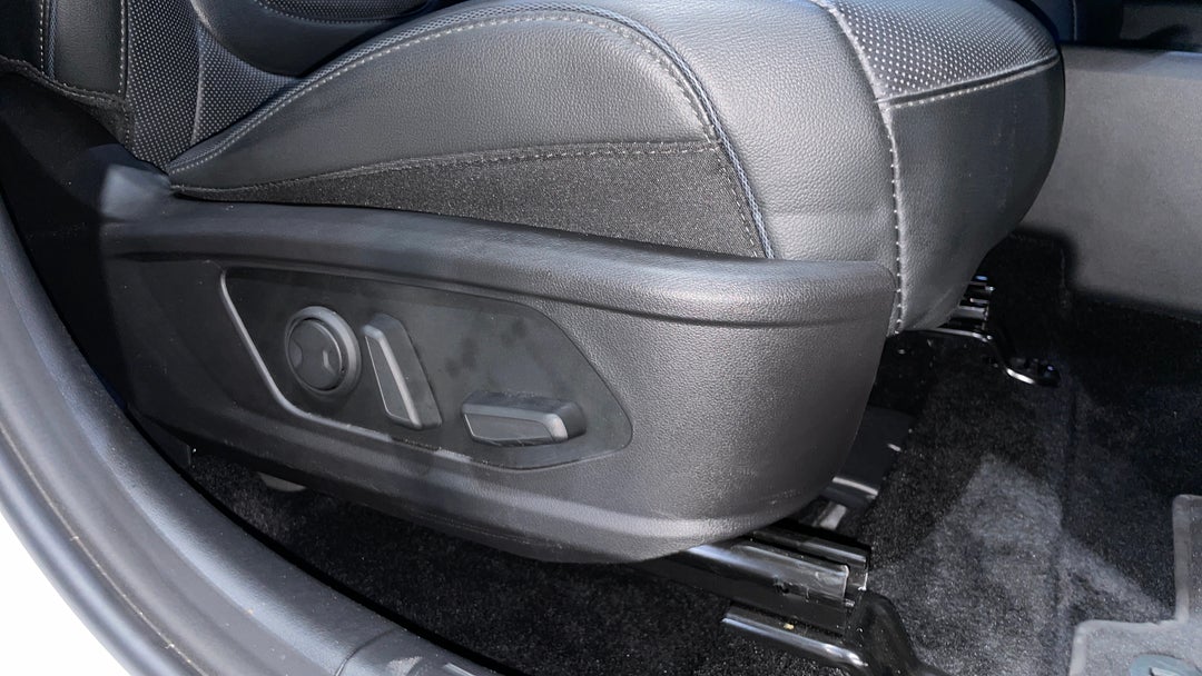 2025 Hyundai Tucson Premium Hybrid (AWD), Automatic, 10997 km, Drivers Side Adjustment Panel