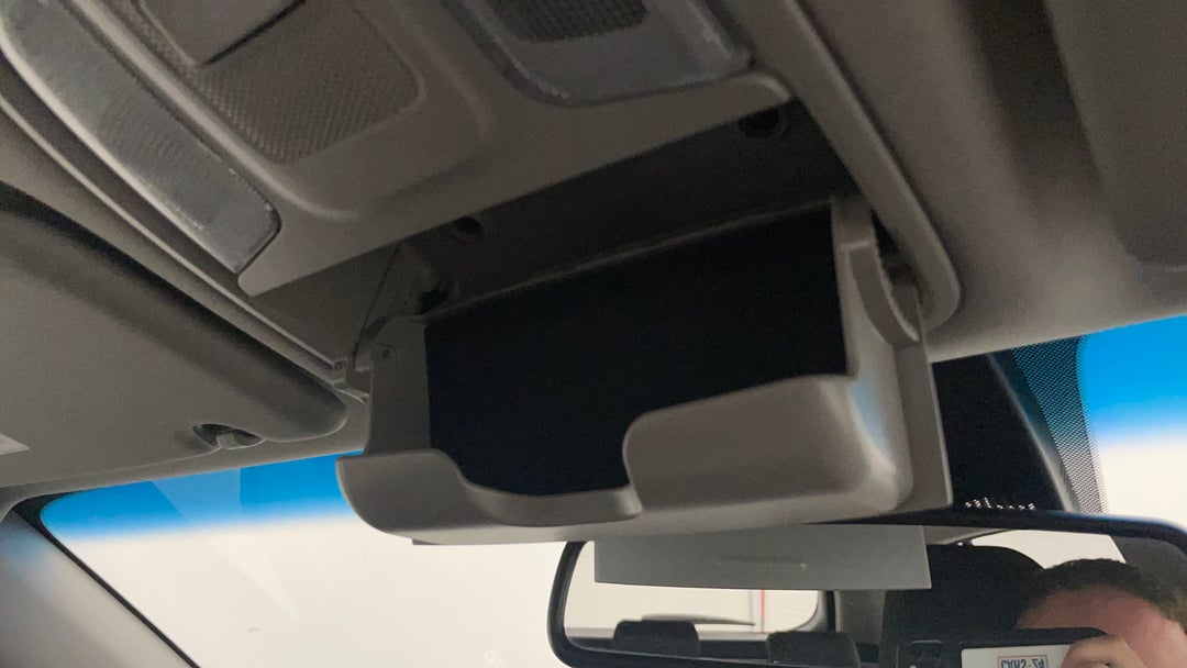 On-Roof Controls/Sunglass holder