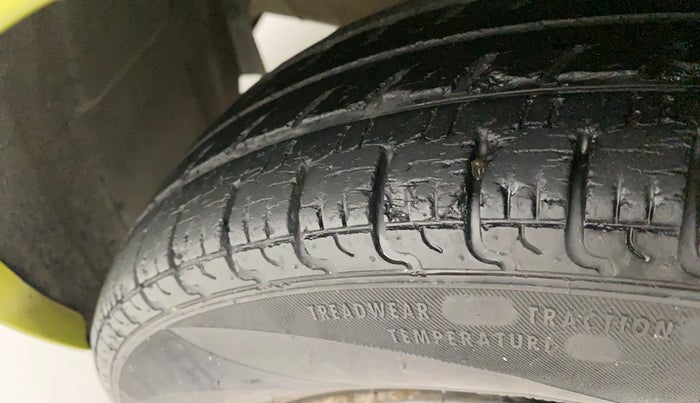 2016 Datsun Redi Go T, Petrol, Manual, 67,109 km, Left front tyre - Minor crack