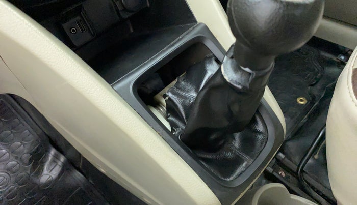 2017 Maruti Celerio ZXI D, Petrol, Manual, 53,069 km, Gear lever - Knob has minor damage