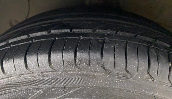 2016 Hyundai Xcent S AT 1.2, Petrol, Automatic, 1,22,432 km, Left Front Tyre Tread