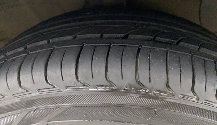 2016 Hyundai Xcent S AT 1.2, Petrol, Automatic, 1,22,432 km, Right Front Tyre Tread
