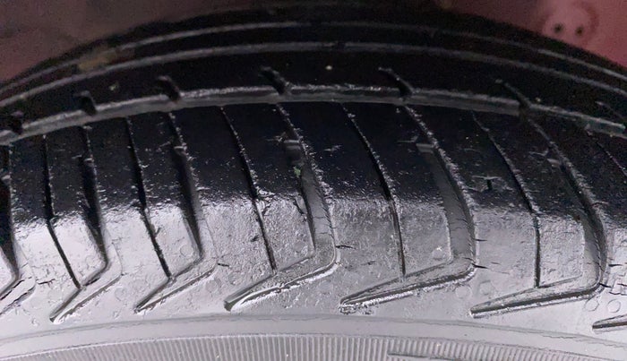 2016 Hyundai Eon ERA PLUS, Petrol, Manual, 25,823 km, Right Front Tyre Tread