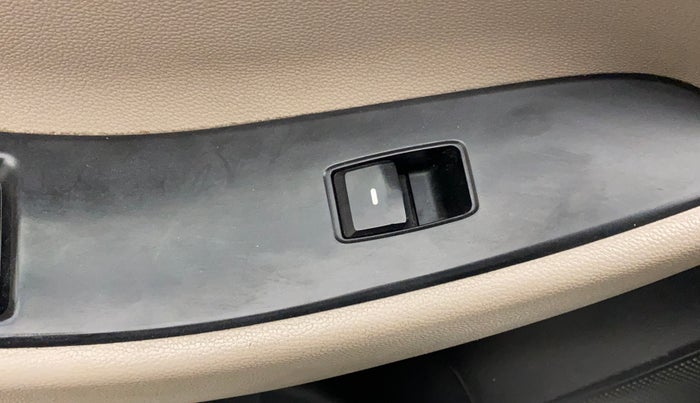 2015 Hyundai Elite i20 SPORTZ 1.2 (O), Petrol, Manual, 50,663 km, Left front window switch / handle - Switch/handle not functional