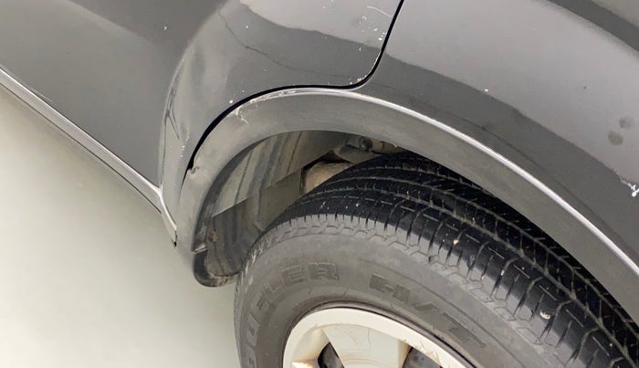 2015 Mahindra XUV500 W6, Diesel, Manual, 1,00,237 km, Left quarter panel - Cladding has minor damage