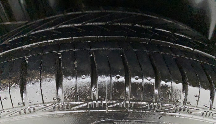 2016 Maruti Swift ZXI D, Petrol, Manual, 81,802 km, Right Front Tyre Tread